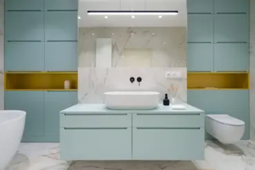 farbgestaltung nach den badezimmer trends 2024 mit hellblauen farbtönen