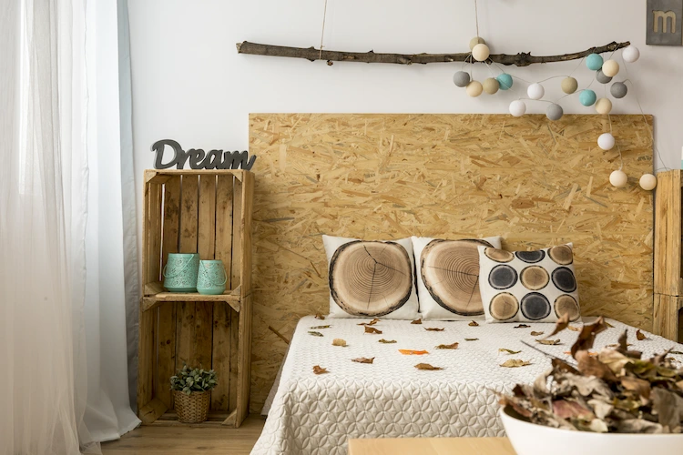 herbstliche gestaltung des schlafzimmers mit günstigen und nachhaltigen möbeln und dekoration