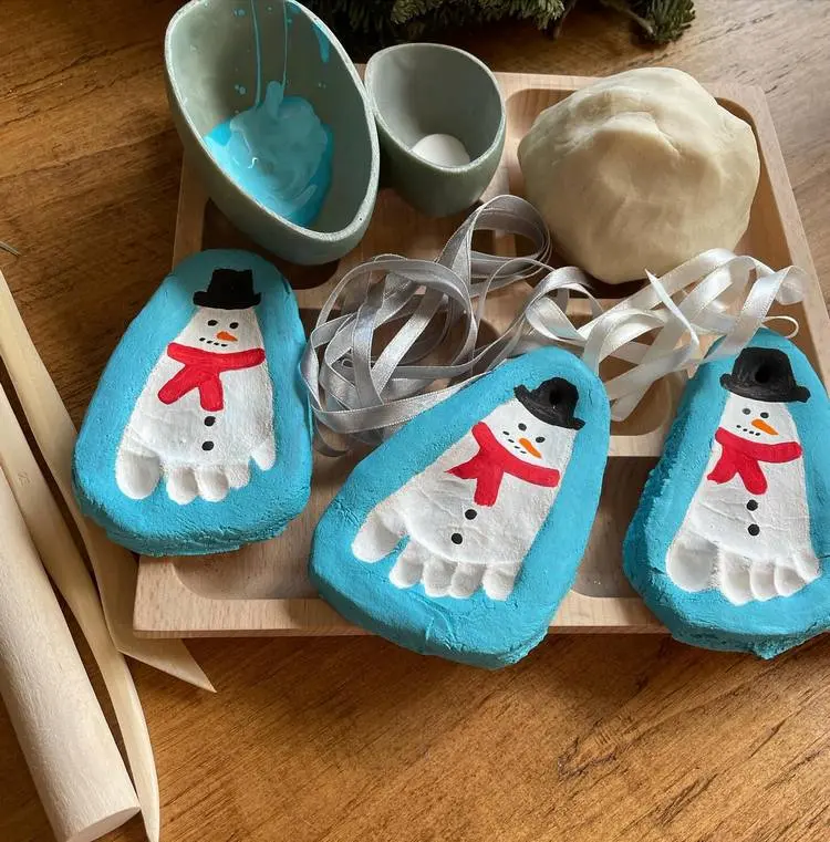 kleine weihnachtsgeschenke basteln aus salzteig für die großeltern babys fußabdruck als schneemann