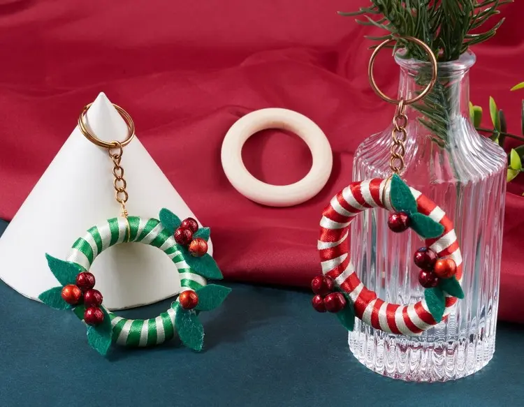 kleine weihnachtsgeschenke basteln mit holzringen mini weihnachtskränze als schlüsselanhänger