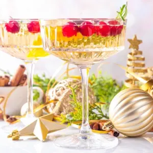 köstlicher weihnachtscocktail ohne alkohol mit cranberries, orange und rosmarin