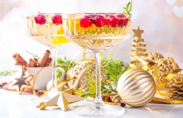 köstlicher weihnachtscocktail ohne alkohol mit cranberries, orange und rosmarin