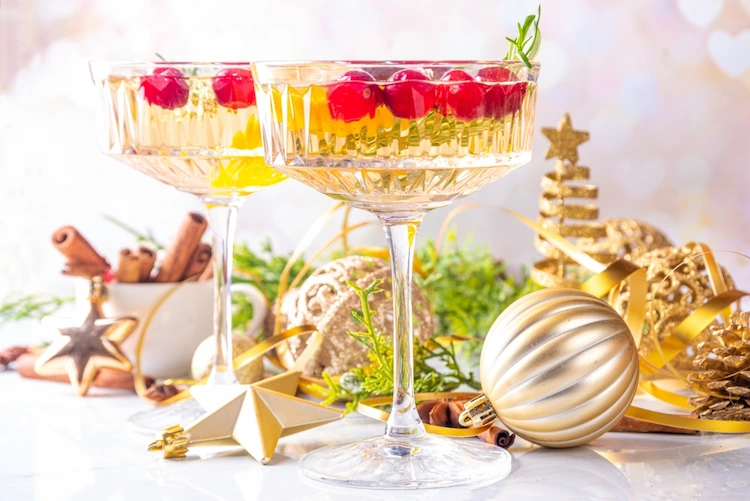 köstlicher weihnachtscocktail ohne alkohol mit cranberries, orange und rosmarin