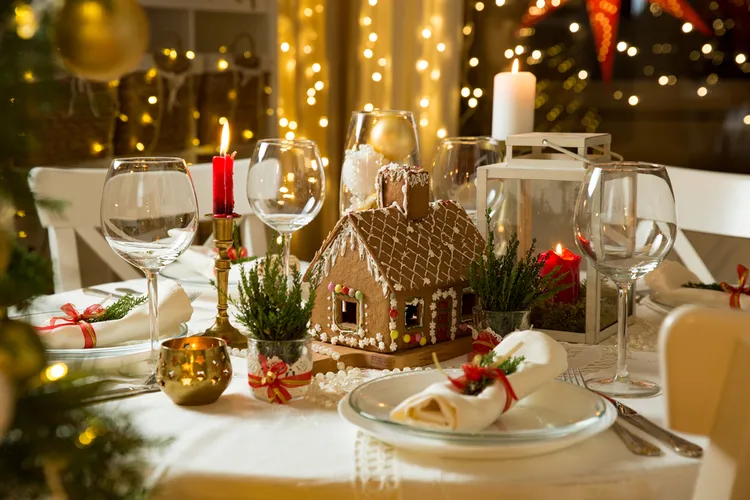 lebkuchenhaus als tafelaufsatz für den weihnachtstisch