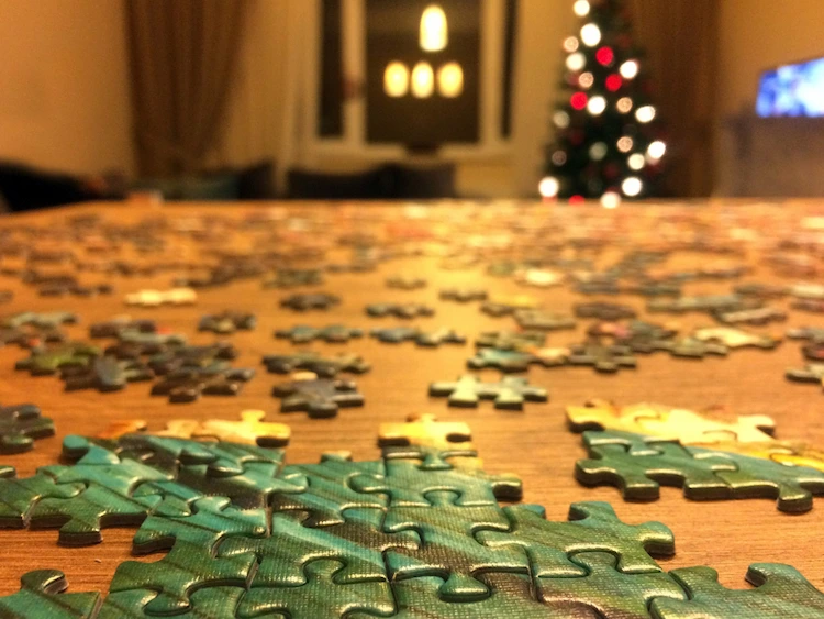 mit einem puzzelspiel für groß und klein an weihnachten die zeit totschlagen und sich amüsieren