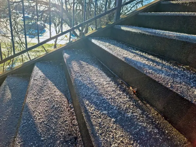 mit häufig verwendetem steinsalz eis auf treppe entfernen im winter möglich