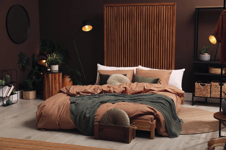 modern eingerichteter schlafraum mit kuscheliger bettwäsche und elementen im vintage stil
