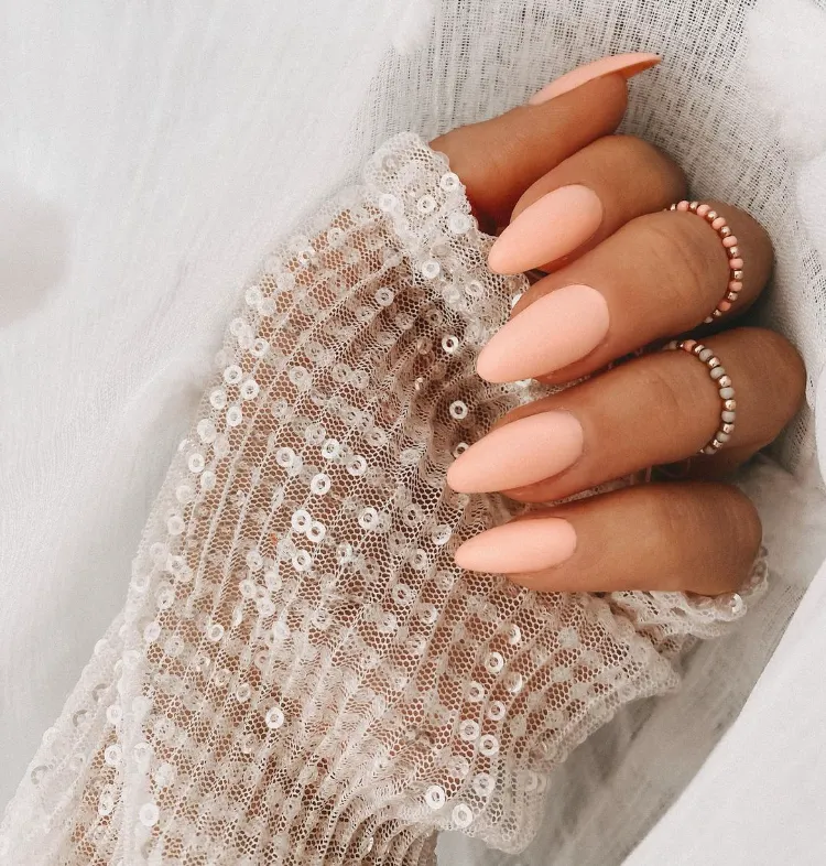 peach fuzz nagelfarbe january nails bilder