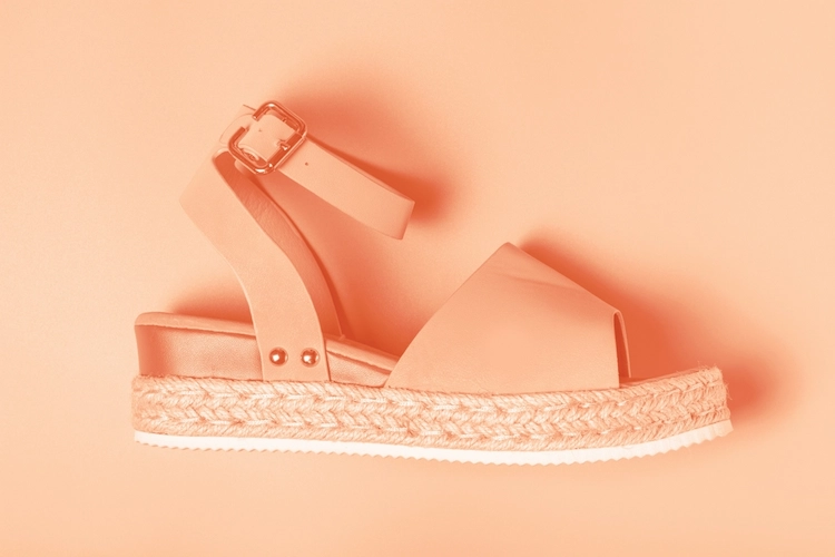 pfirsichfarbene sandalen liegen voll im trend im sommer 2024