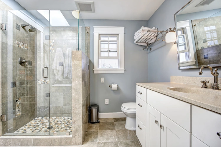 rustikal und modern gestaltete duschkabine in kombination mit hellblauen badezimmerwänden
