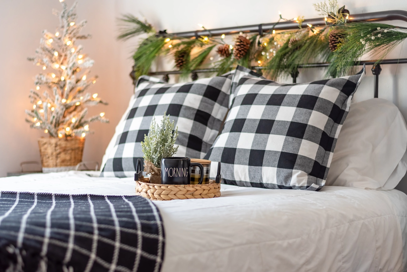 schlafbett im gästezimmer weihnachtlich gestalten mit dekoration