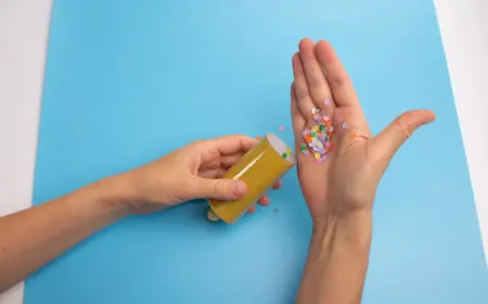 selbstgebastelte konfetti in klopapierrolle füllen und mit klebeband oder washi tape umwickeln