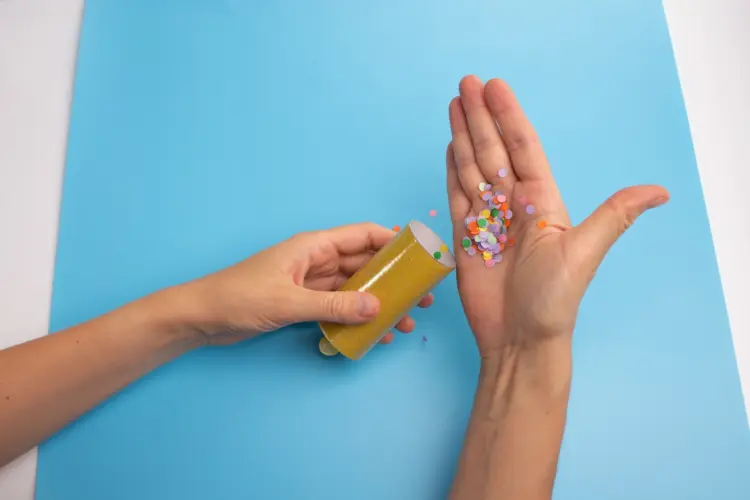 selbstgebastelte konfetti in klopapierrolle füllen und mit klebeband oder washi tape umwickeln