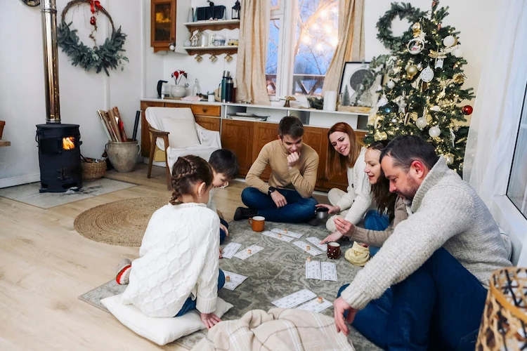 sich für spannende spiele für die weihnachtsfeier entscheiden und die ganze familie unterhalten