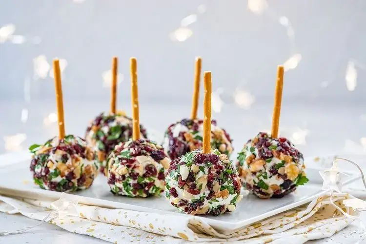 silvester fingerfood mit frischkäse bällchen mit salzstangen, bacon und walnüssen