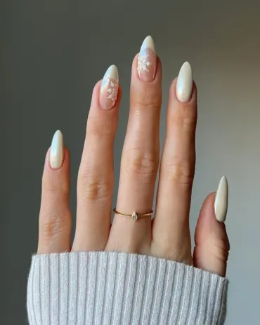 vanilla chrome nails nageltrend mit schneeflocken aufpeppen