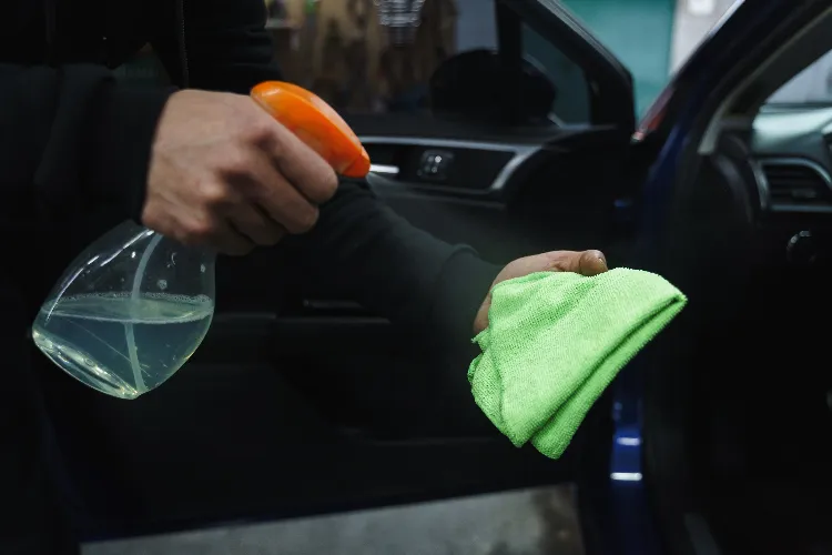 Autoscheibe reinigen: Mit Hausmitteln schnell wieder sauber