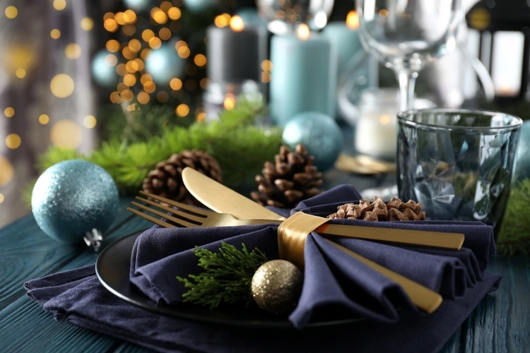 weihnachtstisch in blau und gold einfach dekorieren