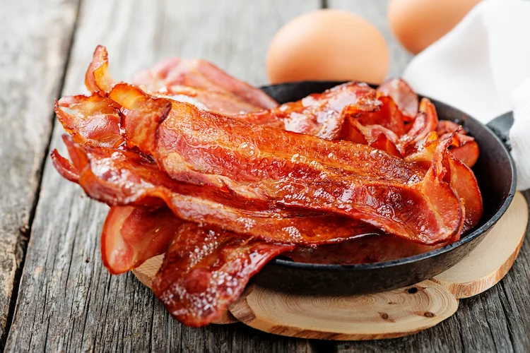 wie kann man bacon knusprig braten