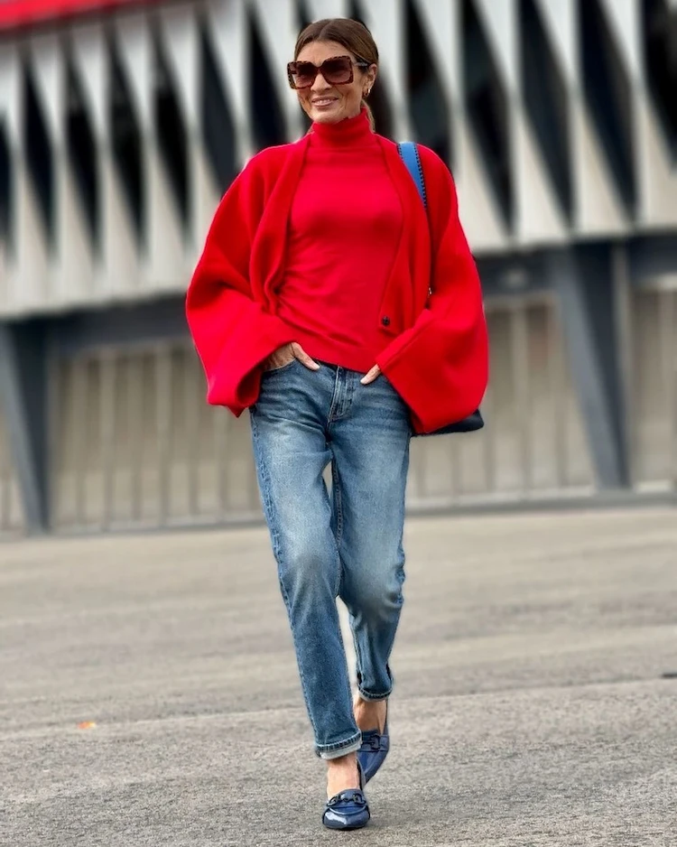 winter outfit für ältere frauen mit jeans und oberteil in kräftiger farbe
