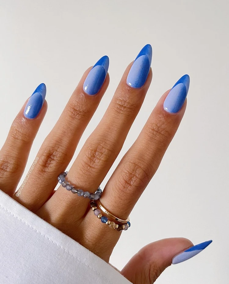 angesagte two tone french nails in blau im januar 2024 tragen