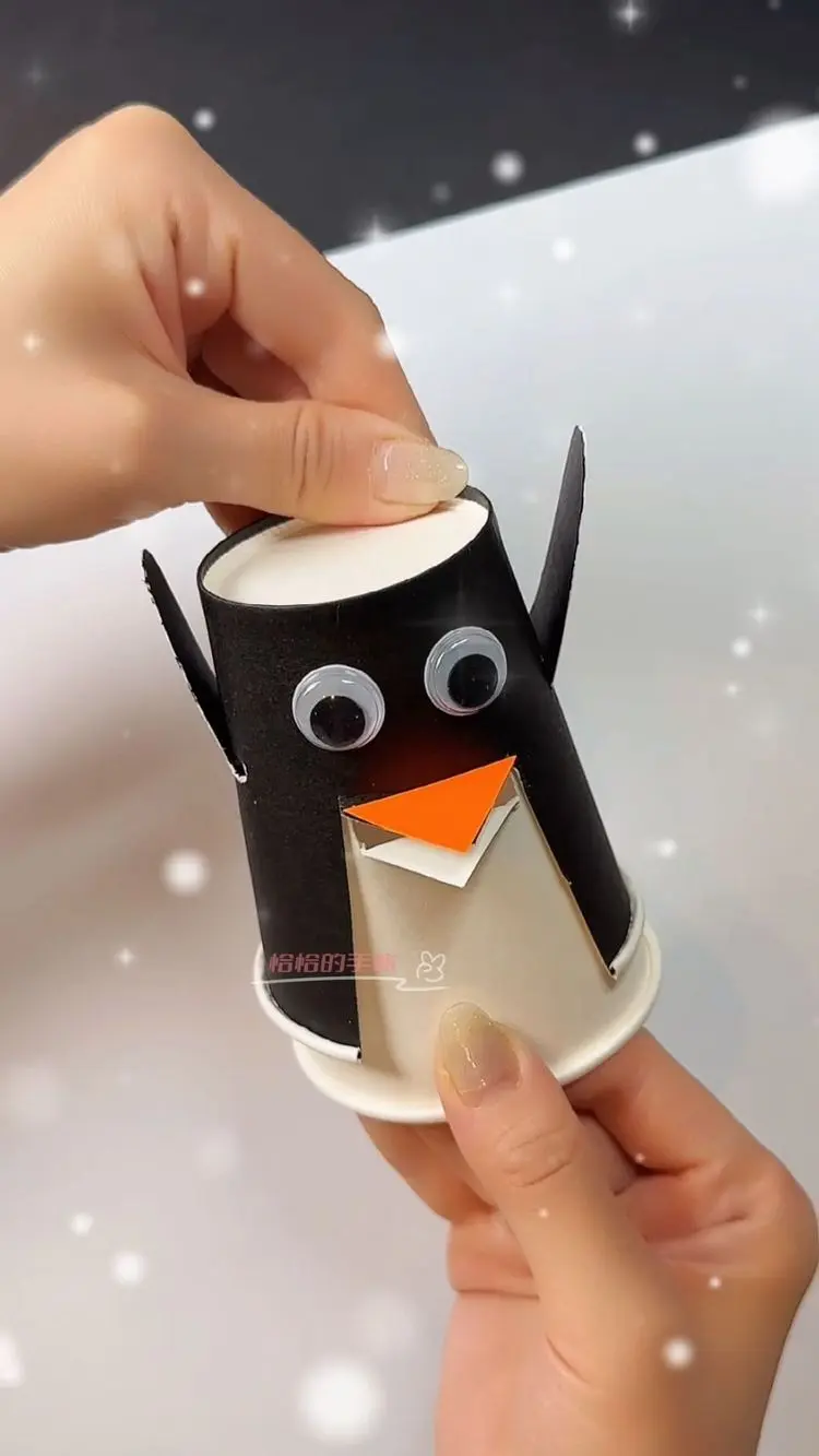 beweglichen pinguin basteln mit pappbecher und wackelaugen