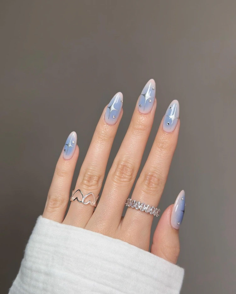 blaue eyeshadow nails mit silberner nail art