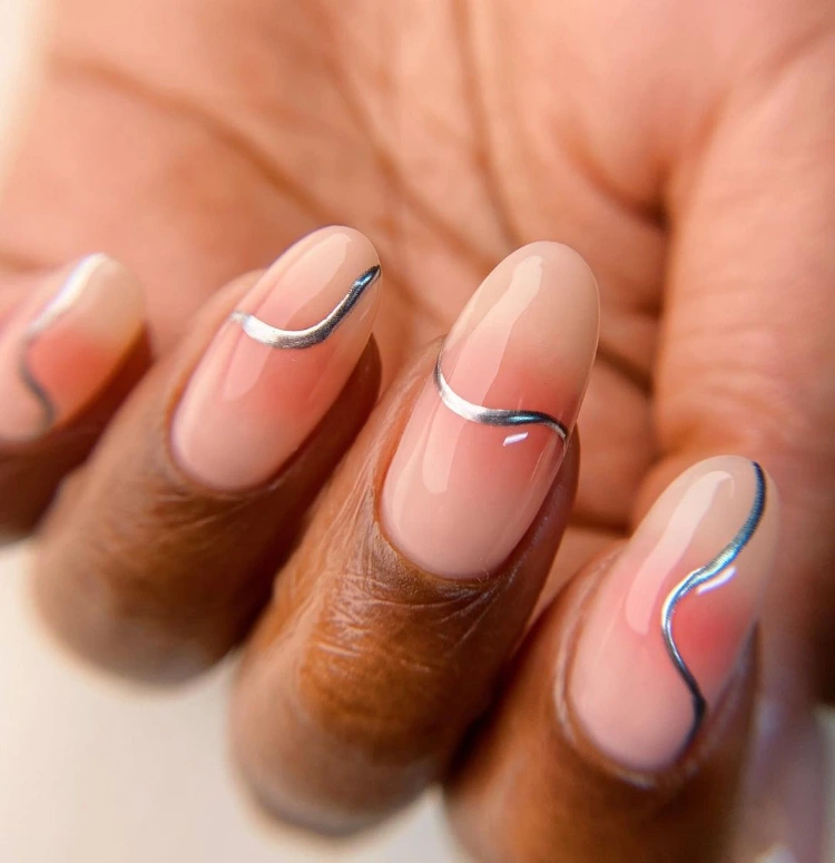 blush nails selber machen mit details aus metallfolie