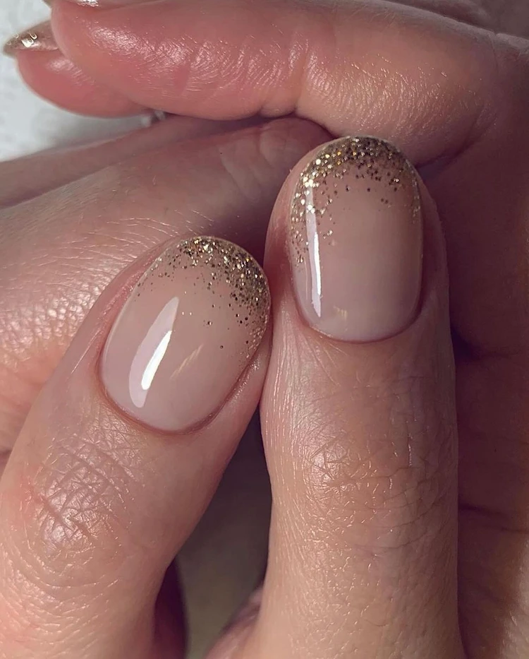 bubble bath nails mit glitzernden nagelspitzen