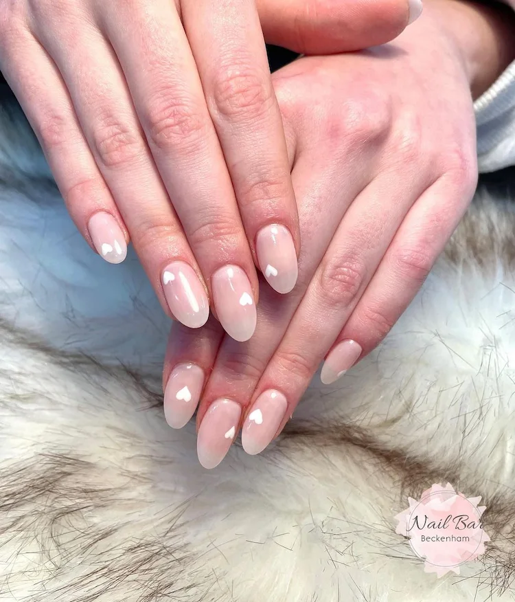 bubble bath nails mit weißen herzen