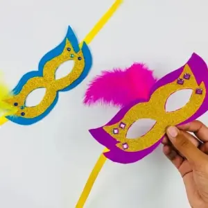 bunte masken basteln mit kindern mit glitzerpapier und tonpapier zum karneval