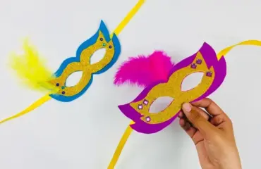 bunte masken basteln mit kindern mit glitzerpapier und tonpapier zum karneval
