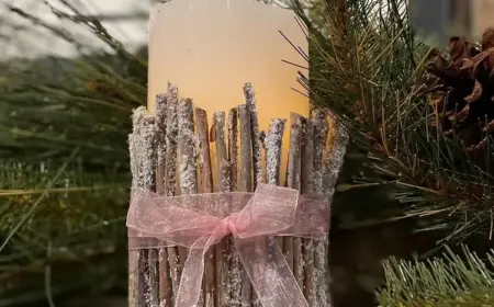 deko mit kerzen für den januar led stumpenkerze mit frostigen zweigen
