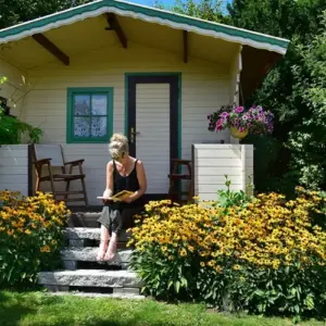 ein kleines gartenhaus im garten hat großes potenzial