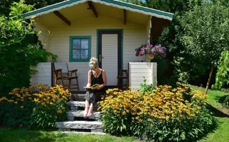 ein kleines gartenhaus im garten hat großes potenzial