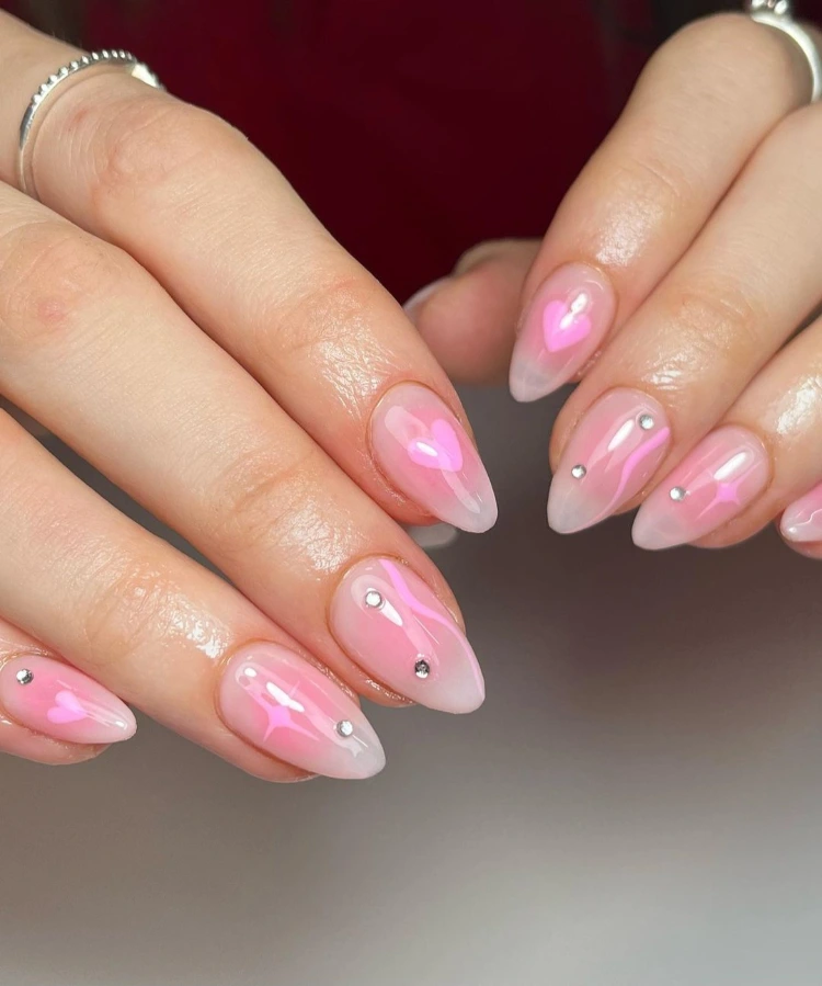 elegante schlichte nails in rosa mit steinen und herzen