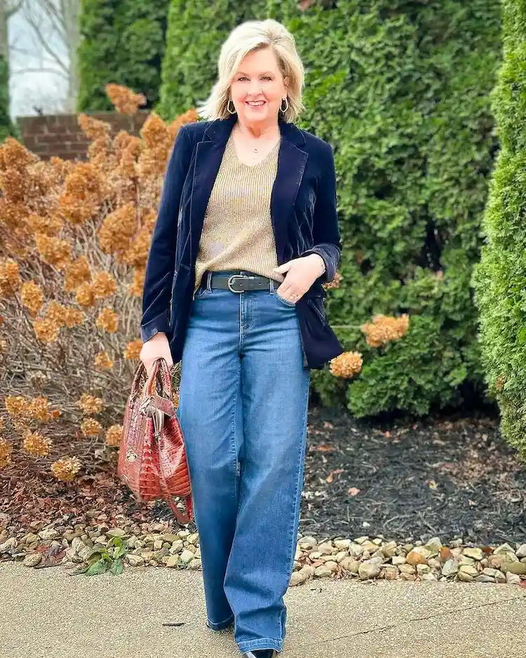 elegantes outfit mit jeans und blazer für ältere frauen