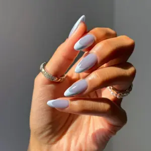 french nails in babyblau für einen winterlichen look