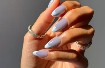 french nails in babyblau für einen winterlichen look
