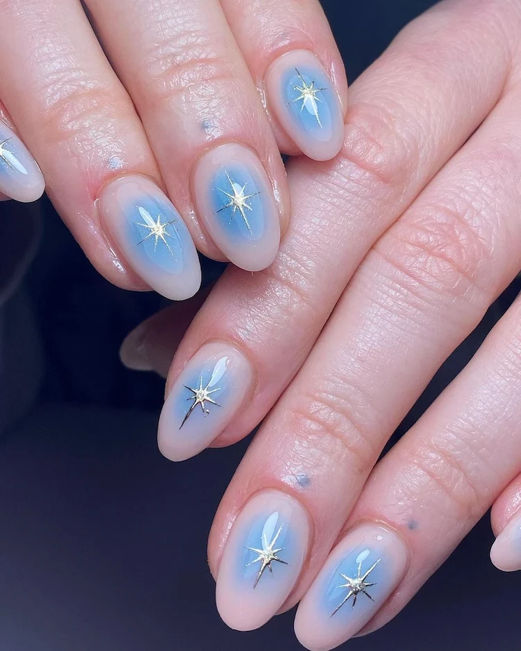 frostige aura nails in blau mit metallischen akzenten
