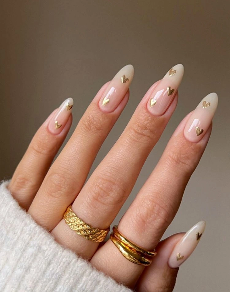 goldene heart nails