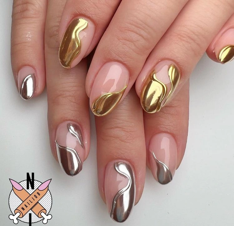 goldene und silberne nagellackfarben