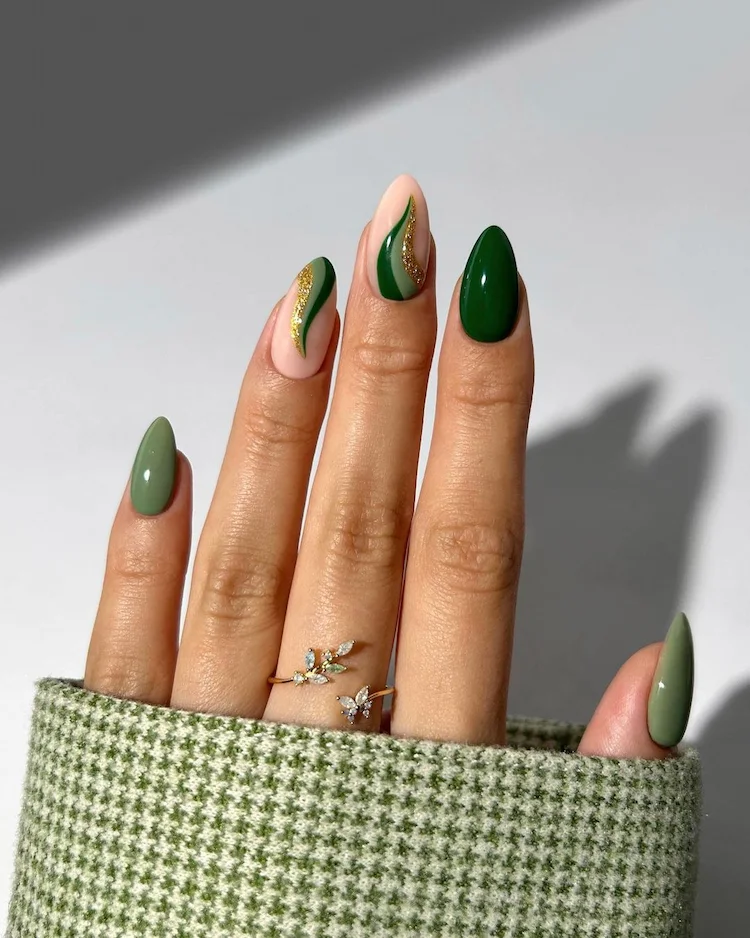 grüne swirl nails mit goldenem glitzer kombinieren