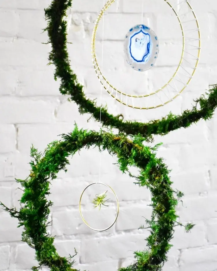 hängende winterdeko mit moos für den januar dekorative metallringe mit halbedelsteinen