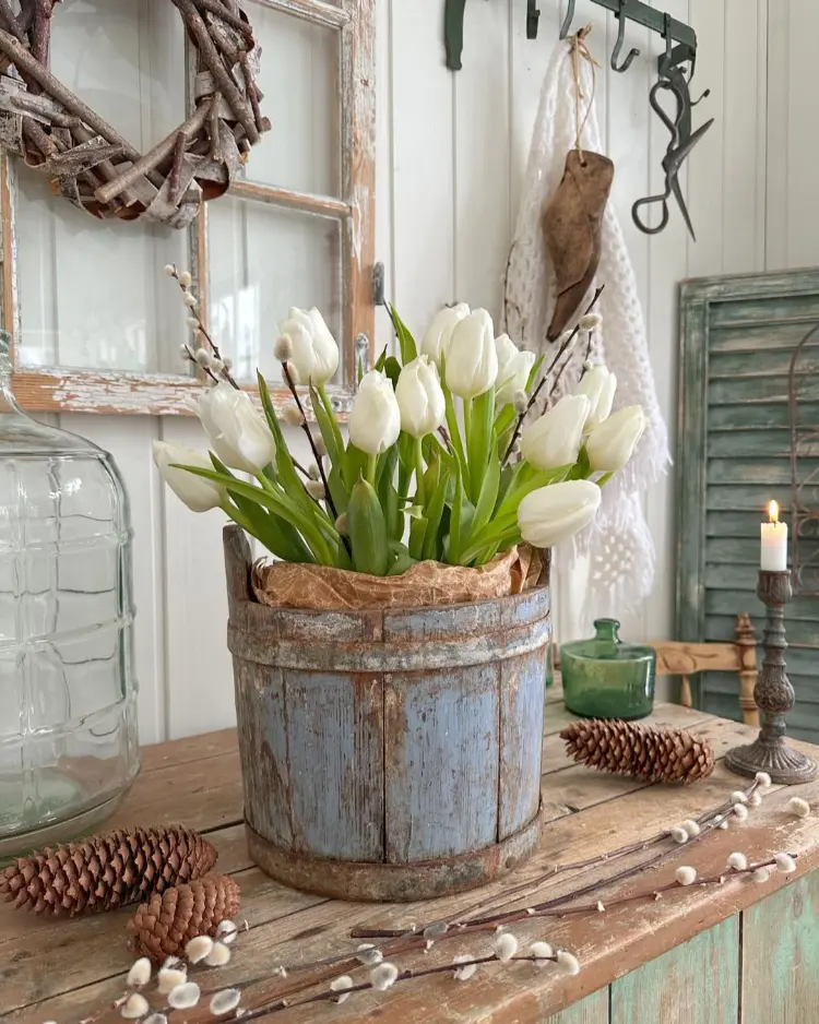 holzeimer statt vase für die tulpen verwenden