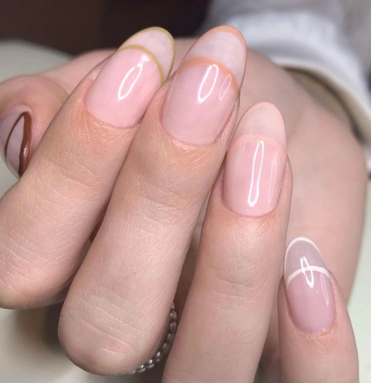 invisible french nails in pastellfarben für einen neutralen look