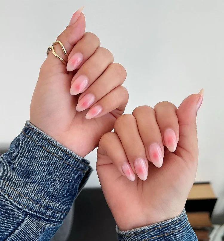 klassische blush nails mit französischer maniküre kombiniert