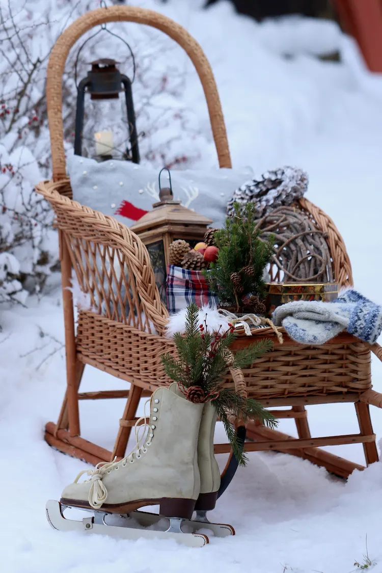 korbstuhl winterlich dekorieren und im garten platzieren