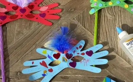 masken zum karneval basteln mit kindern aus handabdrücken und federn