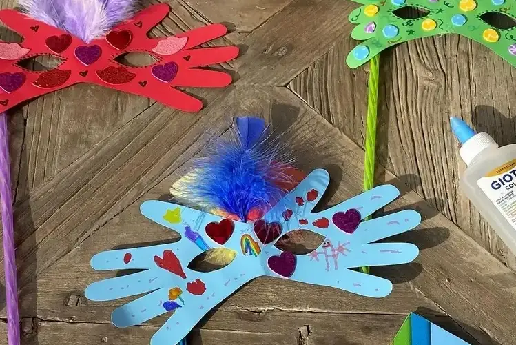masken zum karneval basteln mit kindern aus handabdrücken und federn